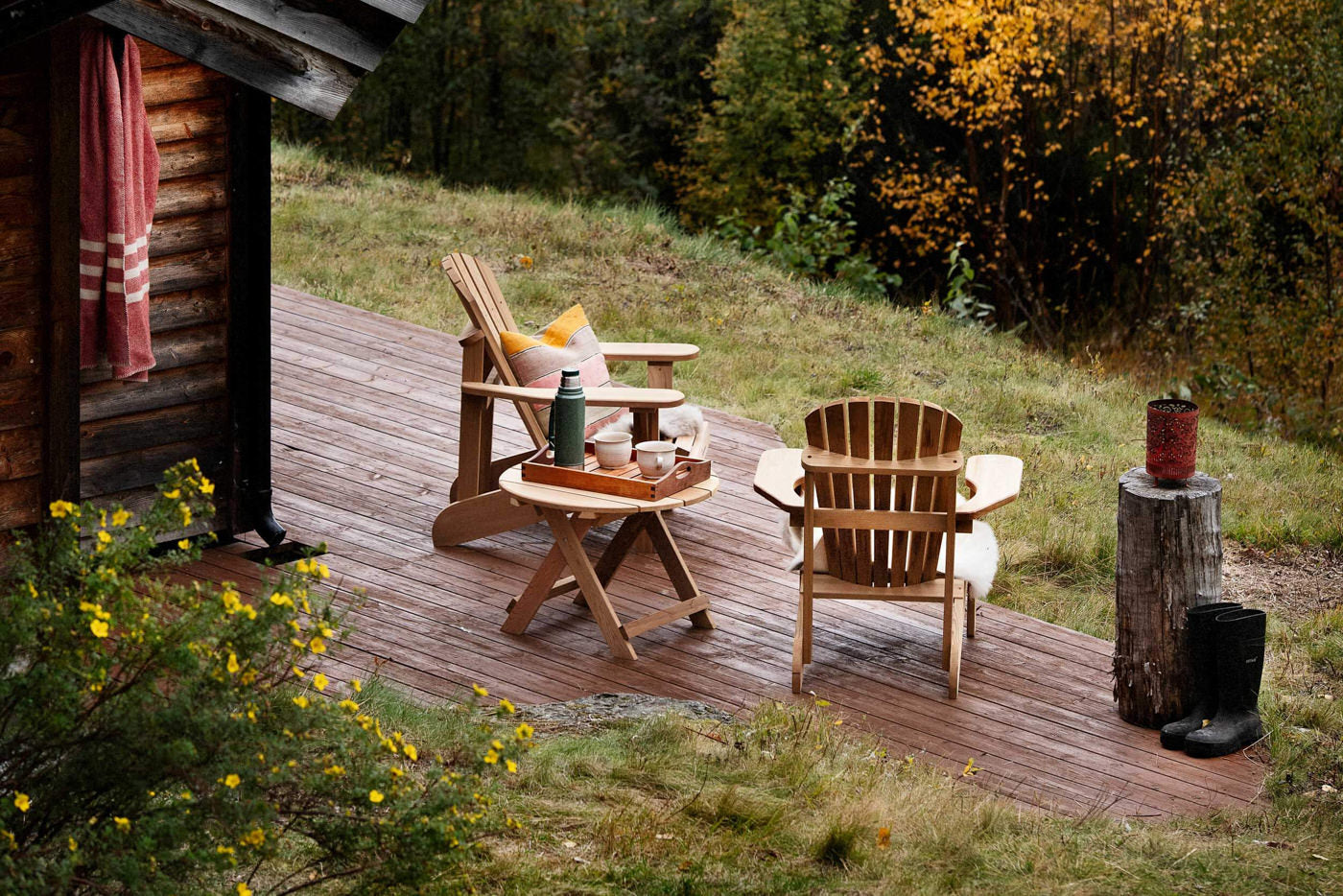 Utemøbler i sedertre på terrassen utenfor hytta
