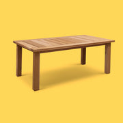 Stort, håndlaget spisebord til utendørs bruk